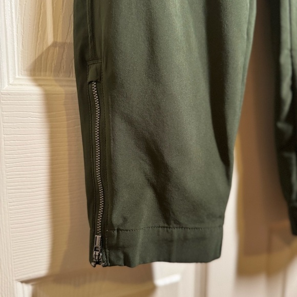 Athleta Dark Green Wrinkle-resistant, stretch fabric Size 6P - Picture 3 of 11
